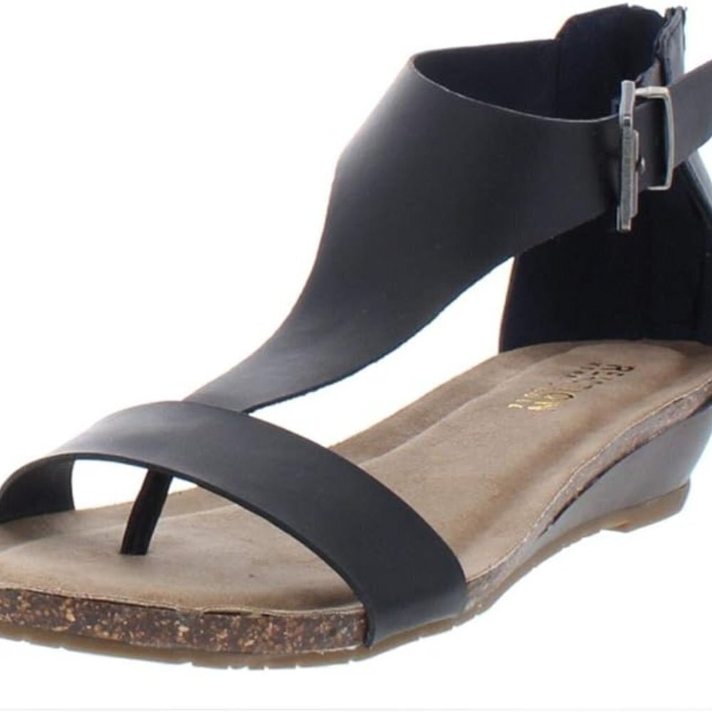 Kenneth Cole Reaction - Gal T-Strap Sandals (Size 6.5)